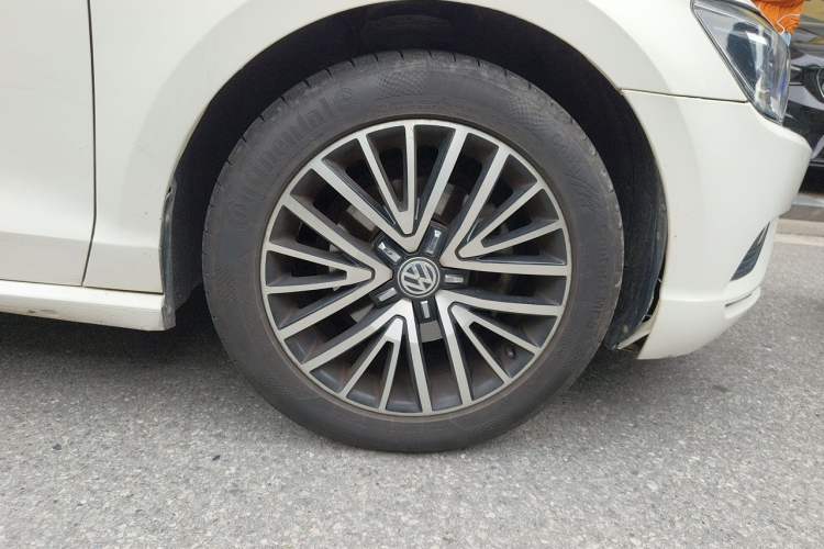 Used Volkswagen Lamando 2015 280TSI DSG Luxury Edition Right Front Wheel Hub