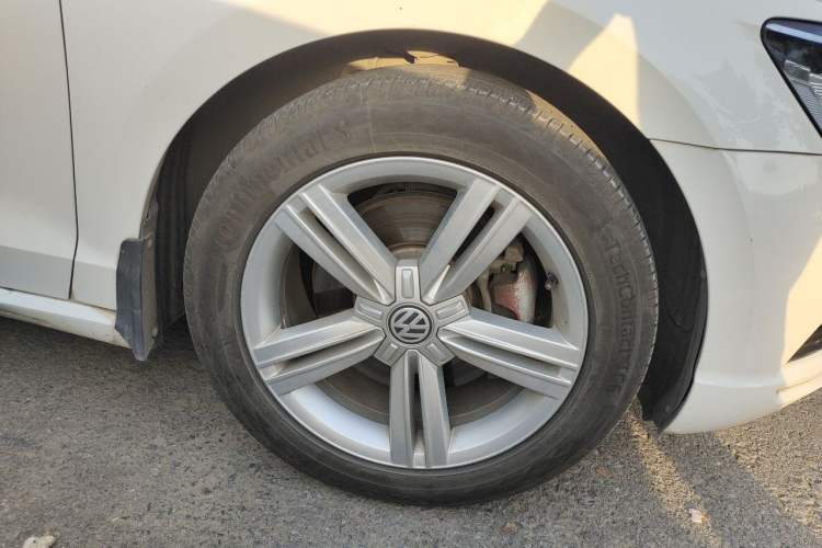 Used Volkswagen Lamando 2015 330TSI DSG Comfort Edition Right Front Wheel Hub