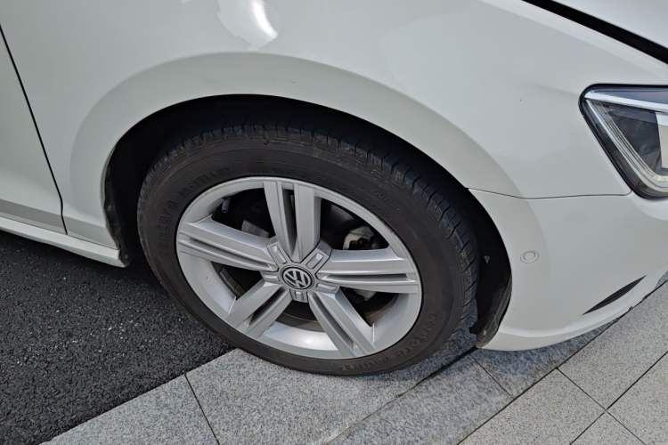Used Volkswagen Lamando 2015 280TSI DSG Comfort Edition Right Front Wheel Hub