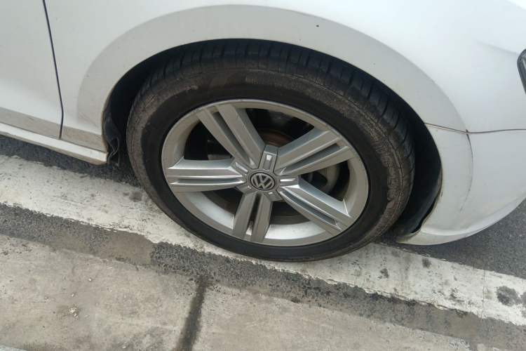 Used Volkswagen Lamando 2015 330TSI DSG Comfort Edition Right Front Wheel Hub