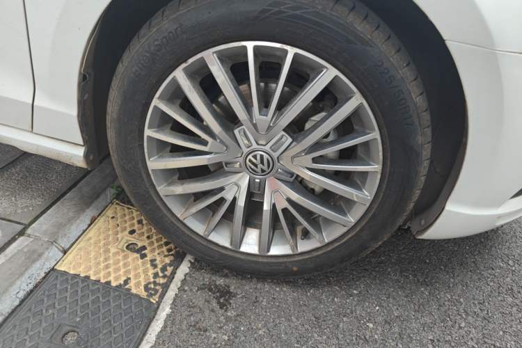 Used Volkswagen Lamando 2015 280TSI DSG Luxury Edition Right Front Wheel Hub