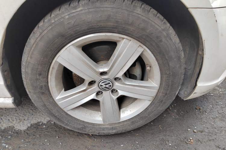 Used Volkswagen Lamando 2015 230TSI Manual Trend Edition Right Front Wheel Hub