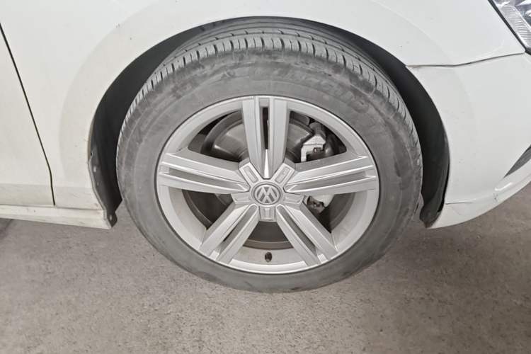 Used Volkswagen Lamando 2015 280TSI DSG Comfort Edition Right Front Wheel Hub