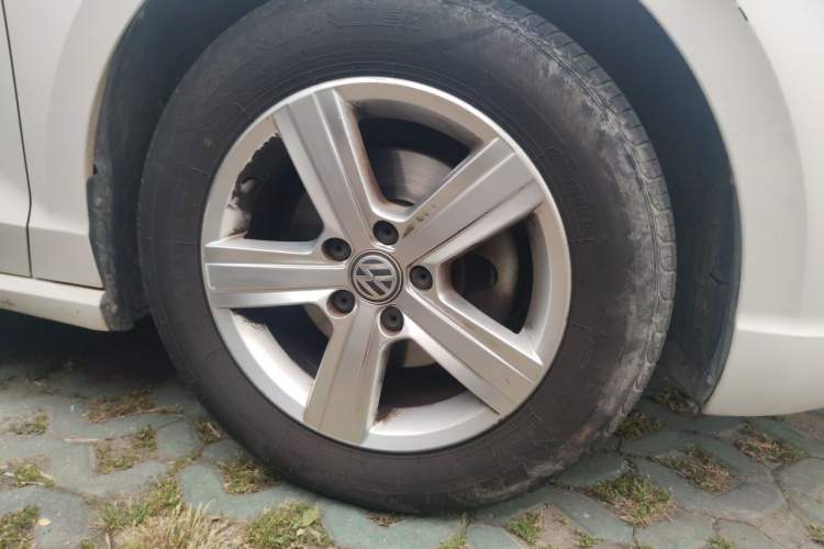 Used Volkswagen Lamando 2015 230TSI Manual Trend Edition Right Front Wheel Hub