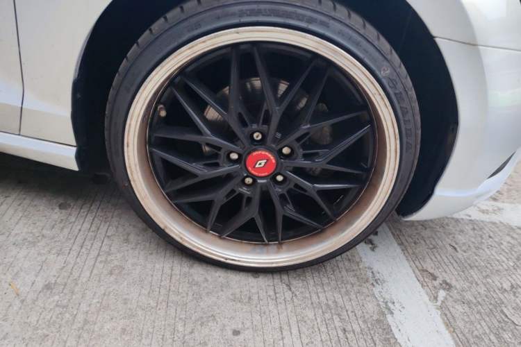 Used Volkswagen Lamando 2015 280TSI DSG Comfort Edition Right Front Wheel Hub