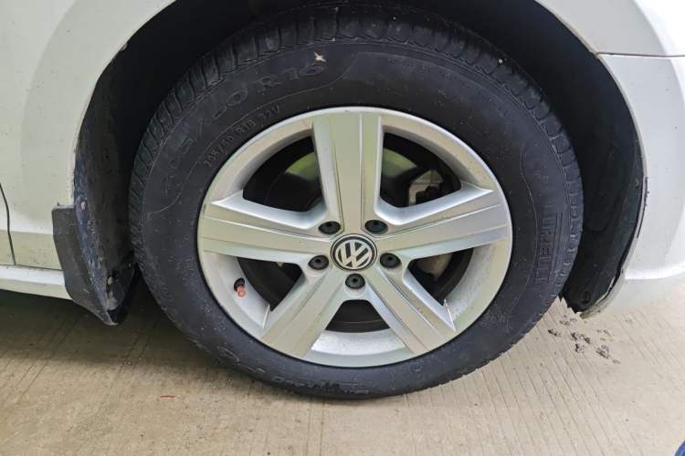 Used Volkswagen Lamando 2015 230TSI Manual Trend Edition Right Front Wheel Hub