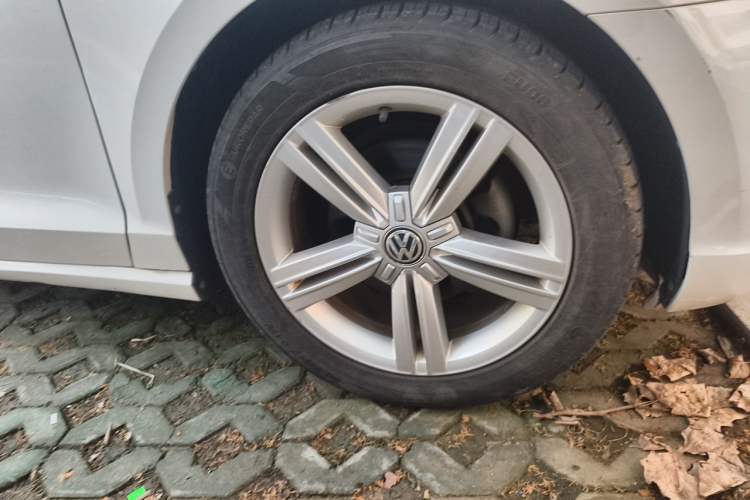 Used Volkswagen Lamando 2015 280TSI DSG Comfort Edition Right Front Wheel Hub