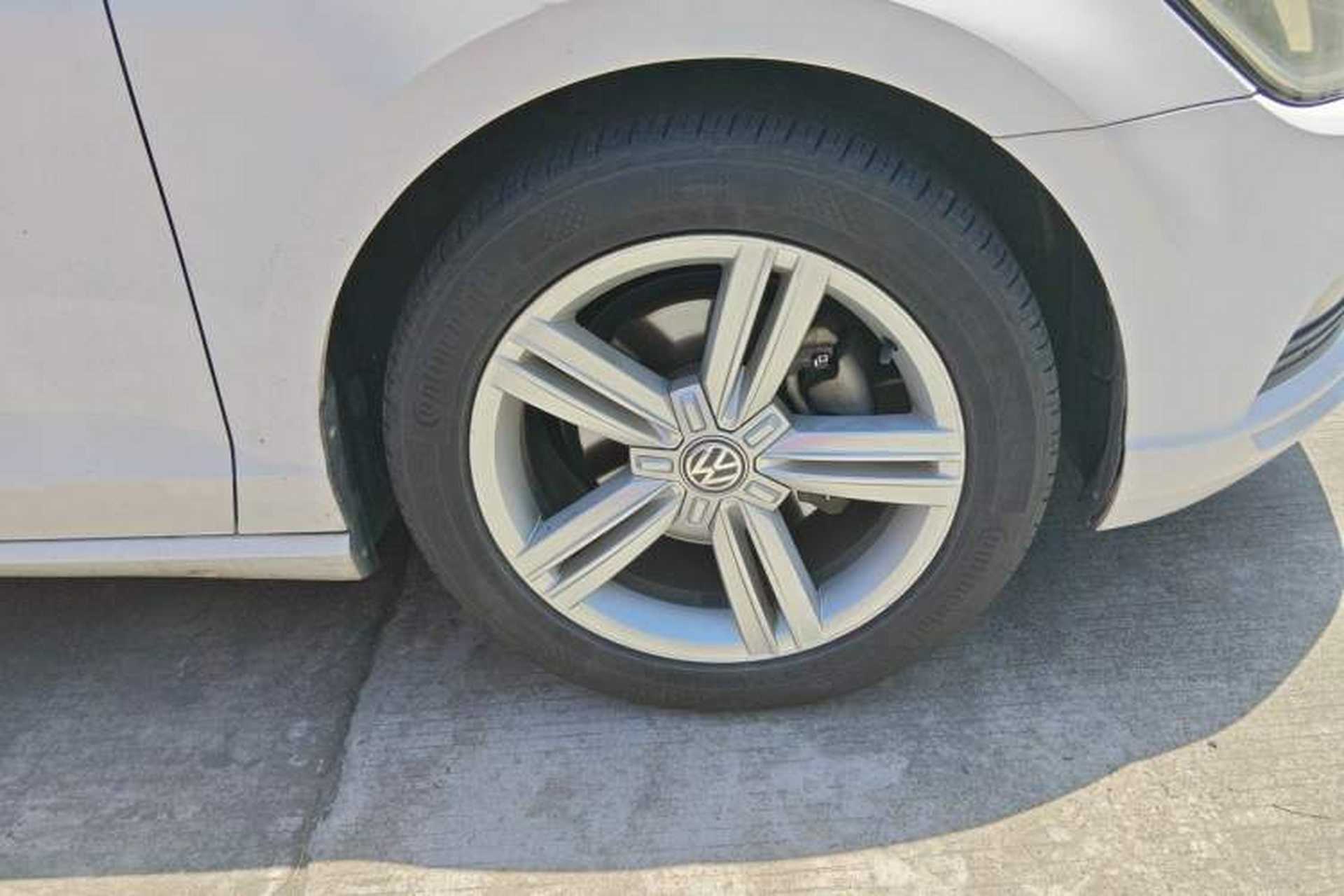 Used Volkswagen Lamando 2015 280TSI DSG Comfort Edition Right Front Wheel Hub