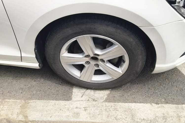 Used Volkswagen Lamando 2015 230TSI DSG Fashion Edition Right Front Wheel Hub