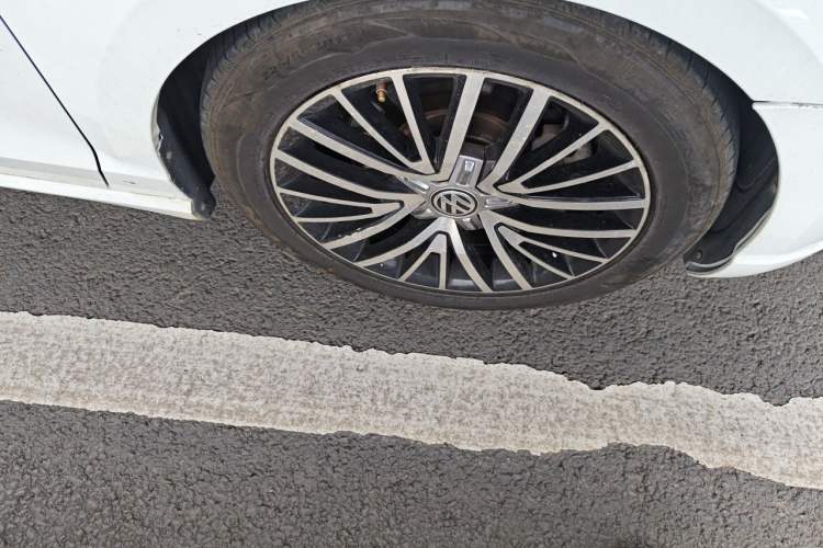 Used Volkswagen Lamando 2015 330TSI DSG Luxury Edition Right Front Wheel Hub