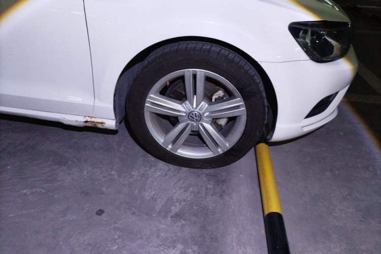 Used Volkswagen Lamando 2015 280TSI DSG Comfort Edition Right Front Wheel Hub