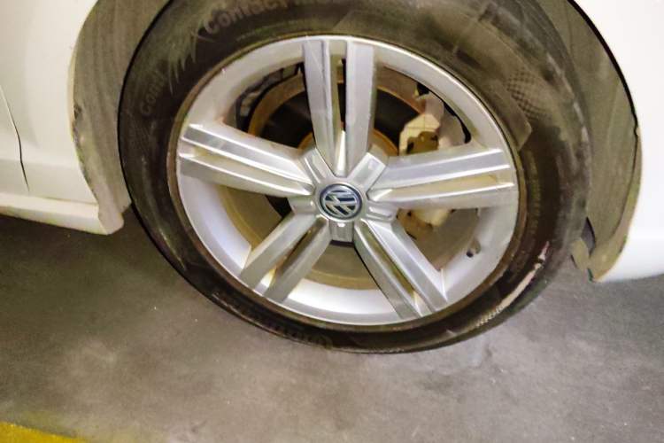 Used Volkswagen Lamando 2015 280TSI DSG Comfort Edition Right Front Wheel Hub