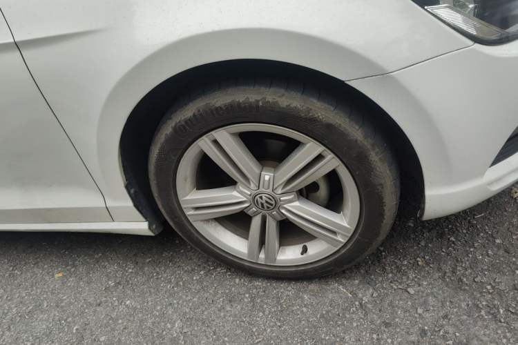 Used Volkswagen Lamando 2015 280TSI DSG Comfort Edition Right Front Wheel Hub