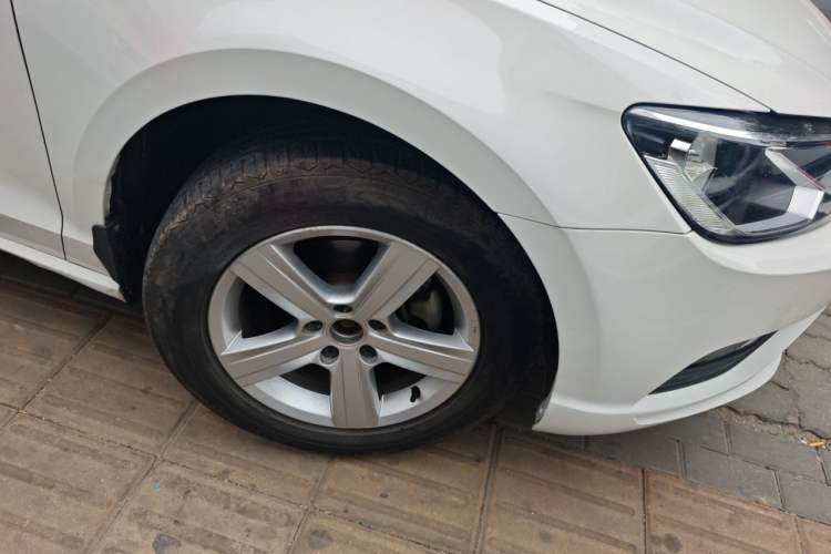 Used Volkswagen Lamando 2015 230TSI Manual Trend Edition Right Front Wheel Hub