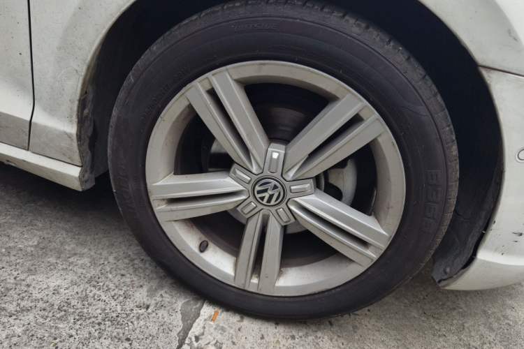 Used Volkswagen Lamando 2015 280TSI DSG Comfort Edition Right Front Wheel Hub
