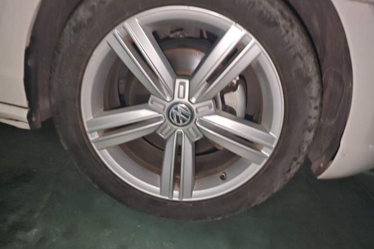 Used Volkswagen Lamando 2015 280TSI DSG Comfort Edition Right Front Wheel Hub