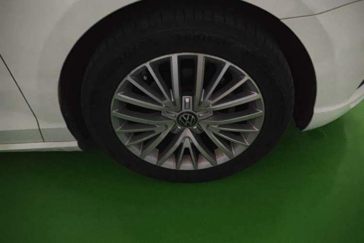 Used Volkswagen Lamando 2015 280TSI DSG Luxury Edition Right Front Wheel Hub
