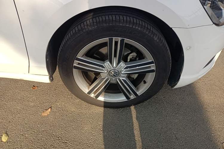 Used Volkswagen Lamando 2015 280TSI Manual Comfort Edition Right Front Wheel Hub