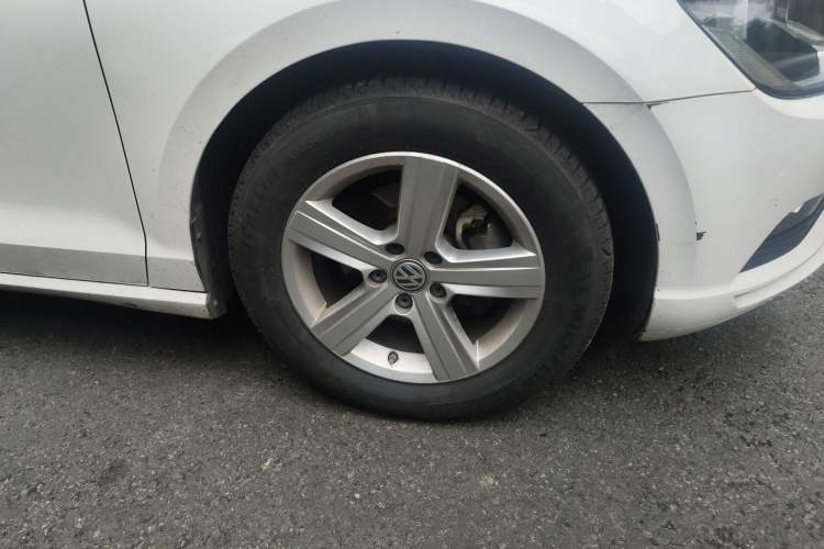 Used Volkswagen Lamando 2015 230TSI Manual Trend Edition Right Front Wheel Hub