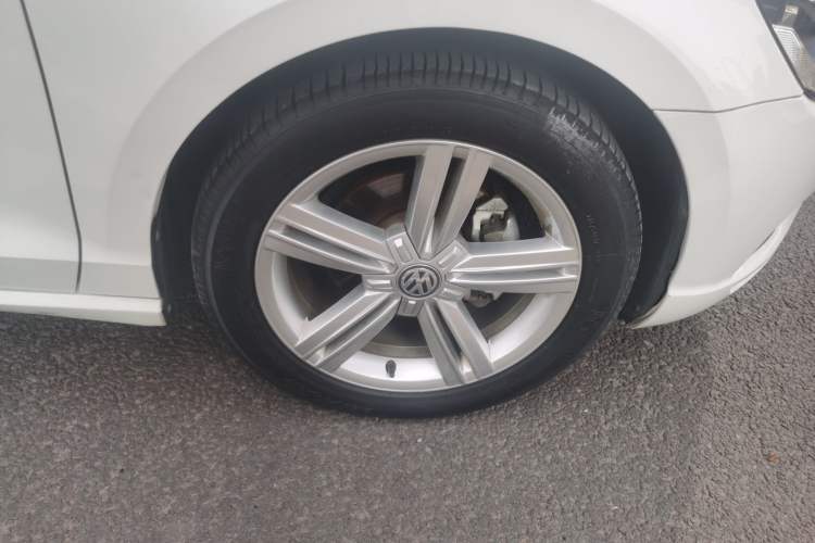 Used Volkswagen Lamando 2015 280TSI DSG Comfort Edition Right Front Wheel Hub