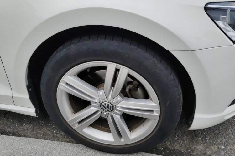 Used Volkswagen Lamando 2015 330TSI DSG Comfort Edition Right Front Wheel Hub