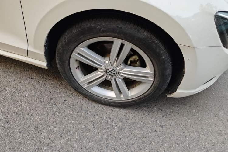 Used Volkswagen Lamando 2015 280TSI DSG Comfort Edition Right Front Wheel Hub