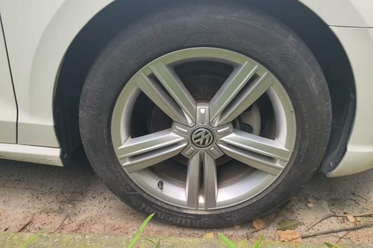Used Volkswagen Lamando 2015 280TSI DSG Comfort Edition Right Front Wheel Hub
