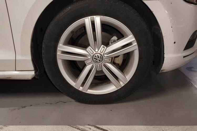 Used Volkswagen Lamando 2015 280TSI DSG Comfort Edition Right Front Wheel Hub