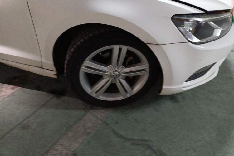Used Volkswagen Lamando 2015 280TSI DSG Comfort Edition Right Front Wheel Hub