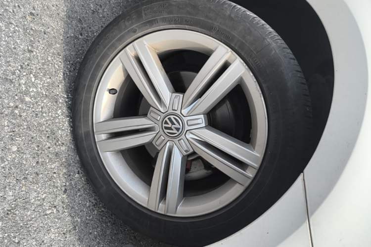 Used Volkswagen Lamando 2015 280TSI DSG Comfort Edition Right Front Wheel Hub