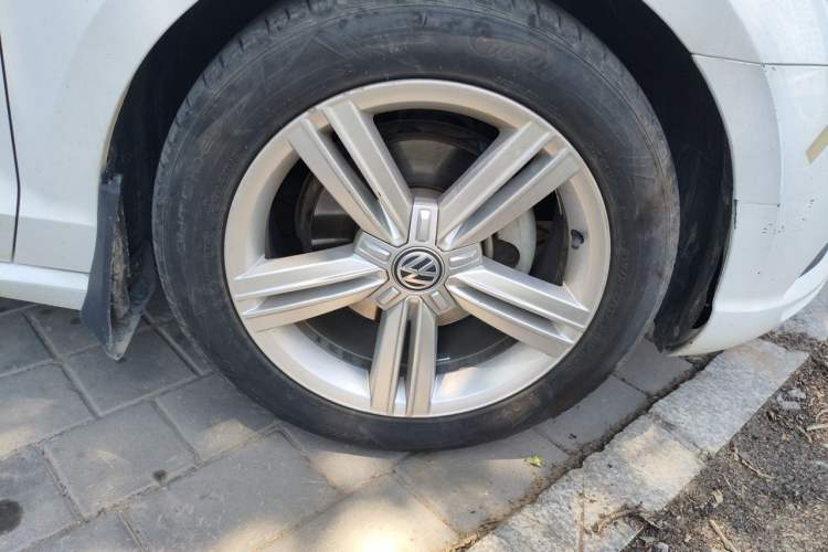 Used Volkswagen Lamando 2015 280TSI DSG Comfort Edition Right Front Wheel Hub