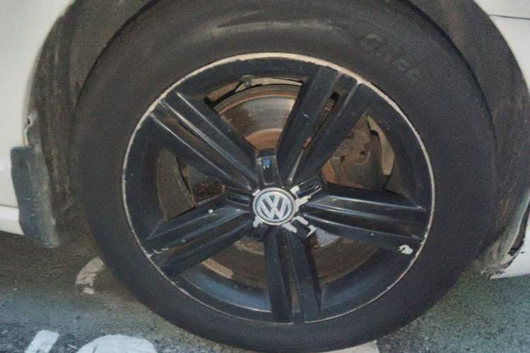 Used Volkswagen Lamando 2015 330TSI DSG Comfort Edition Right Front Wheel Hub