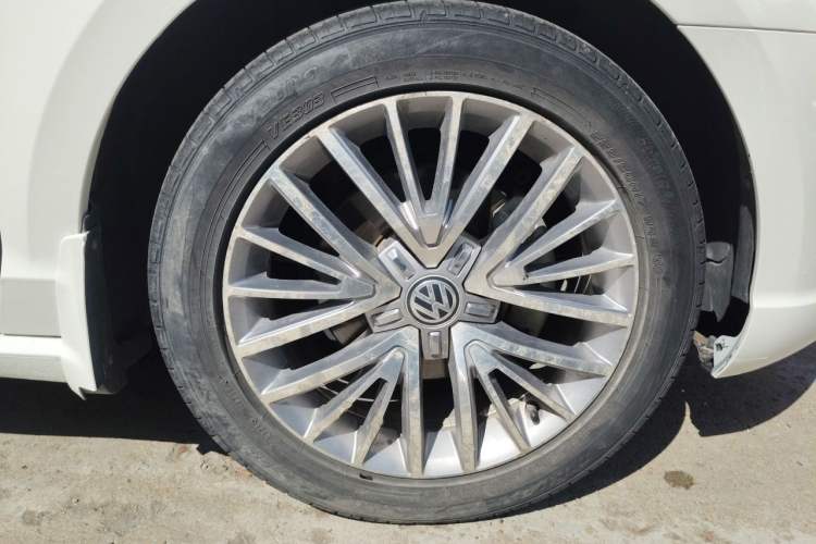 Used Volkswagen Lamando 2015 280TSI DSG Luxury Edition Right Front Wheel Hub