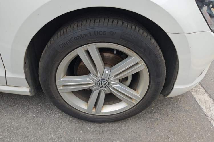 Used Volkswagen Lamando 2015 280TSI DSG Comfort Edition Right Front Wheel Hub