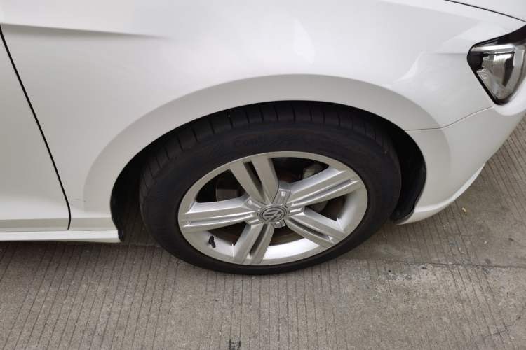 Used Volkswagen Lamando 2015 280TSI DSG Comfort Edition Right Front Wheel Hub