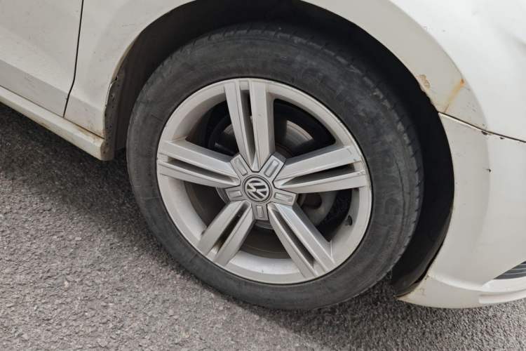 Used Volkswagen Lamando 2015 280TSI DSG Comfort Edition Right Front Wheel Hub