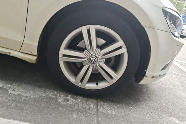 Used Volkswagen Lamando 2015 280TSI DSG Comfort Edition Right Front Wheel Hub
