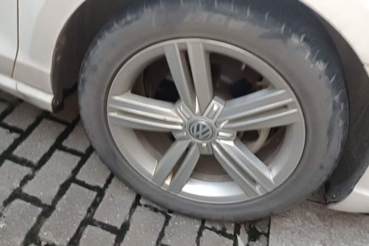 Used Volkswagen Lamando 2015 280TSI DSG Comfort Edition Right Front Wheel Hub