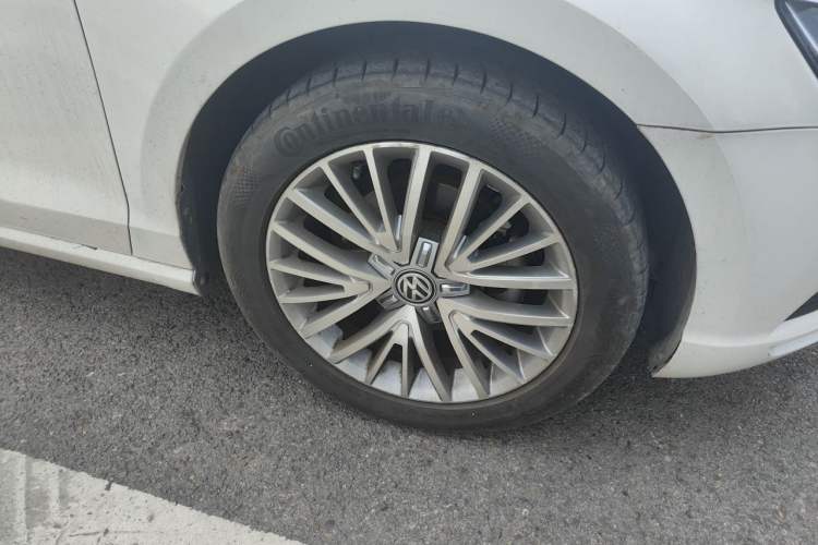 Used Volkswagen Lamando 2015 280TSI DSG Luxury Edition Right Front Wheel Hub