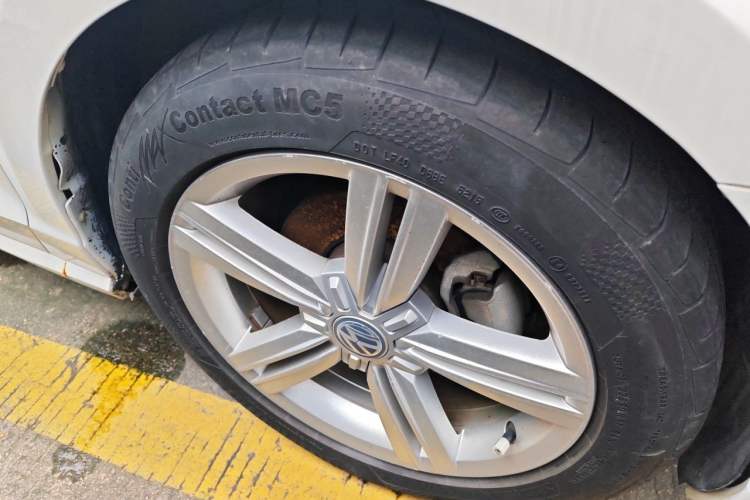 Used Volkswagen Lamando 2015 280TSI DSG Comfort Edition Right Front Wheel Hub