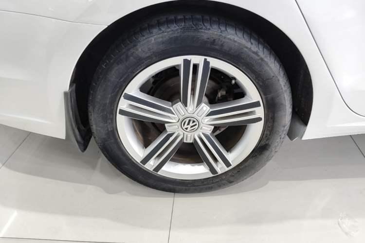 Used Volkswagen Lamando 2015 280TSI DSG Comfort Edition Right Rear Wheel Hub