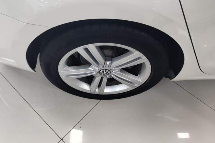 Used Volkswagen Lamando 2015 330TSI DSG Comfort Edition Right Rear Wheel Hub