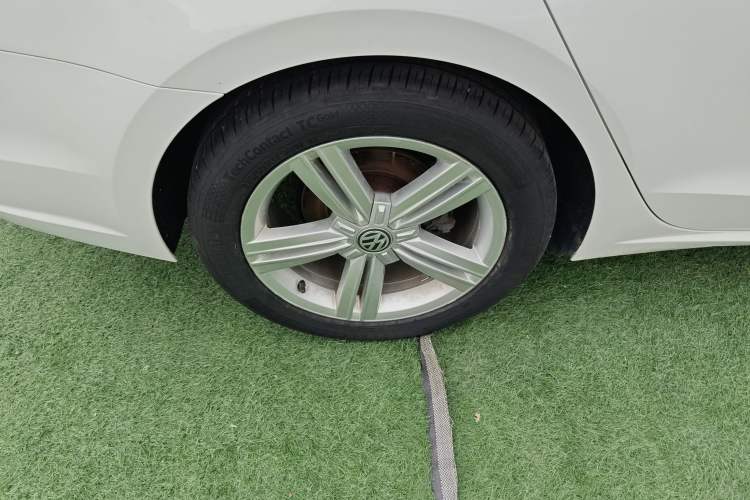 Used Volkswagen Lamando 2015 280TSI DSG Comfort Edition Right Rear Wheel Hub