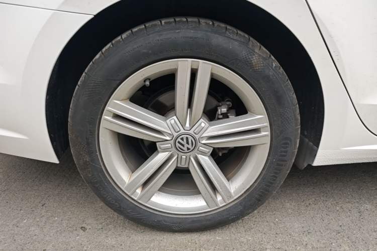 Used Volkswagen Lamando 2015 280TSI DSG Comfort Edition Right Rear Wheel Hub