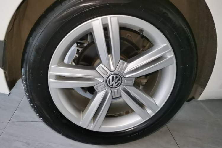 Used Volkswagen Lamando 2015 280TSI DSG Comfort Edition Right Rear Wheel Hub