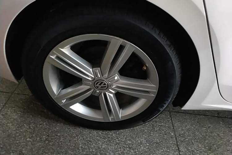 Used Volkswagen Lamando 2015 280TSI DSG Comfort Edition Right Rear Wheel Hub