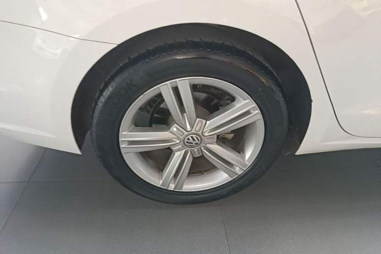 Used Volkswagen Lamando 2015 280TSI DSG Comfort Edition Right Rear Wheel Hub