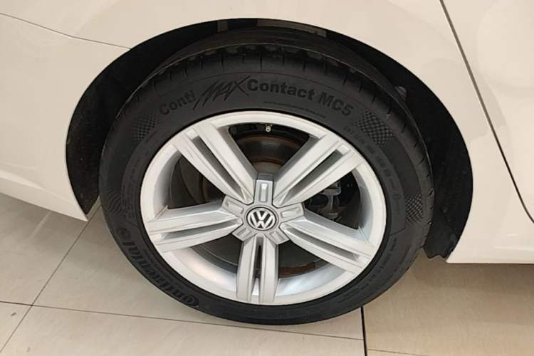 Used Volkswagen Lamando 2015 280TSI DSG Comfort Edition Right Rear Wheel Hub