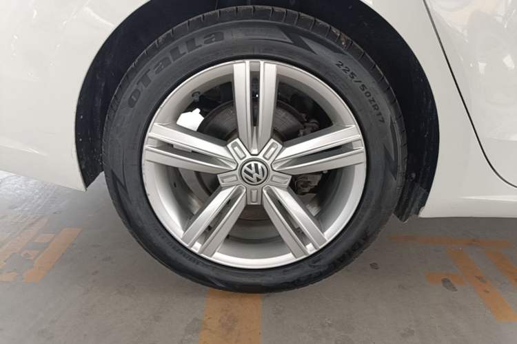 Used Volkswagen Lamando 2015 280TSI DSG Comfort Edition Right Rear Wheel Hub
