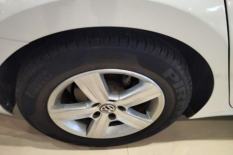 Used Volkswagen Lamando 2015 230TSI Manual Trend Edition Right Rear Wheel Hub